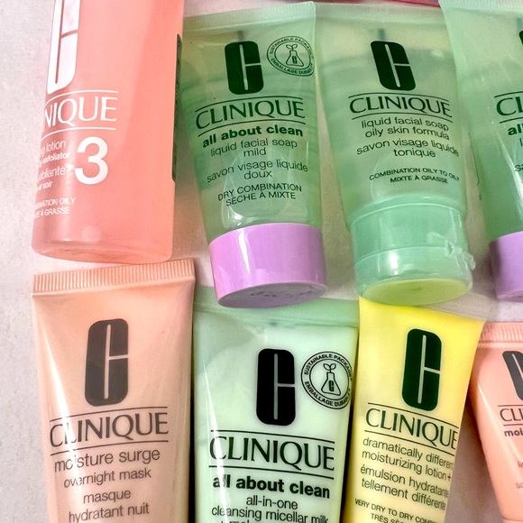CLINIQUE 12 travel sized minis new and unopened with gift bag - Picture 2 of 3